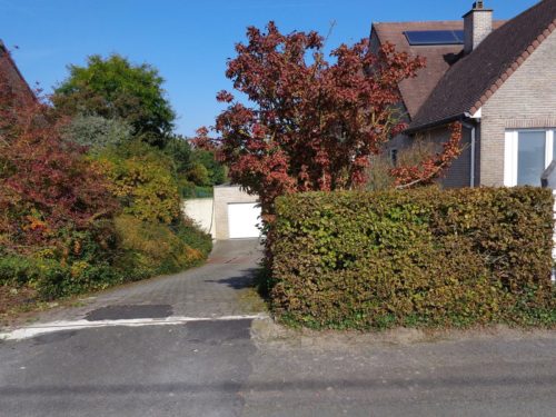 deux murs de clôture en pierre sèche