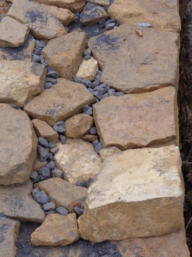 deux murs de clôture en pierre sèche