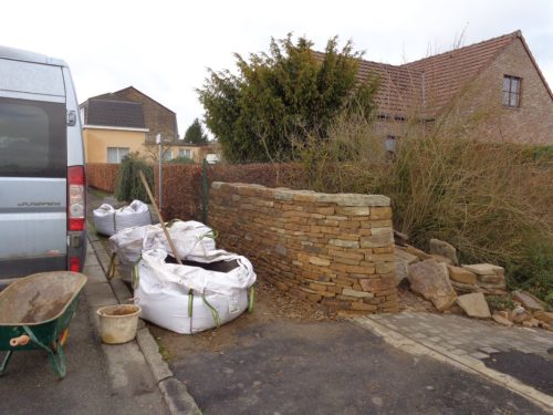 deux murs de clôture en pierre sèche