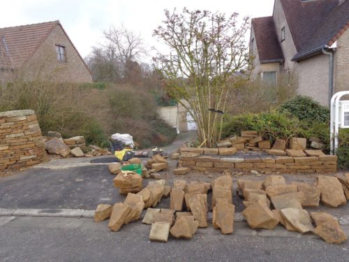 deux murs de clôture en pierre sèche