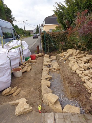 deux murs de clôture en pierre sèche